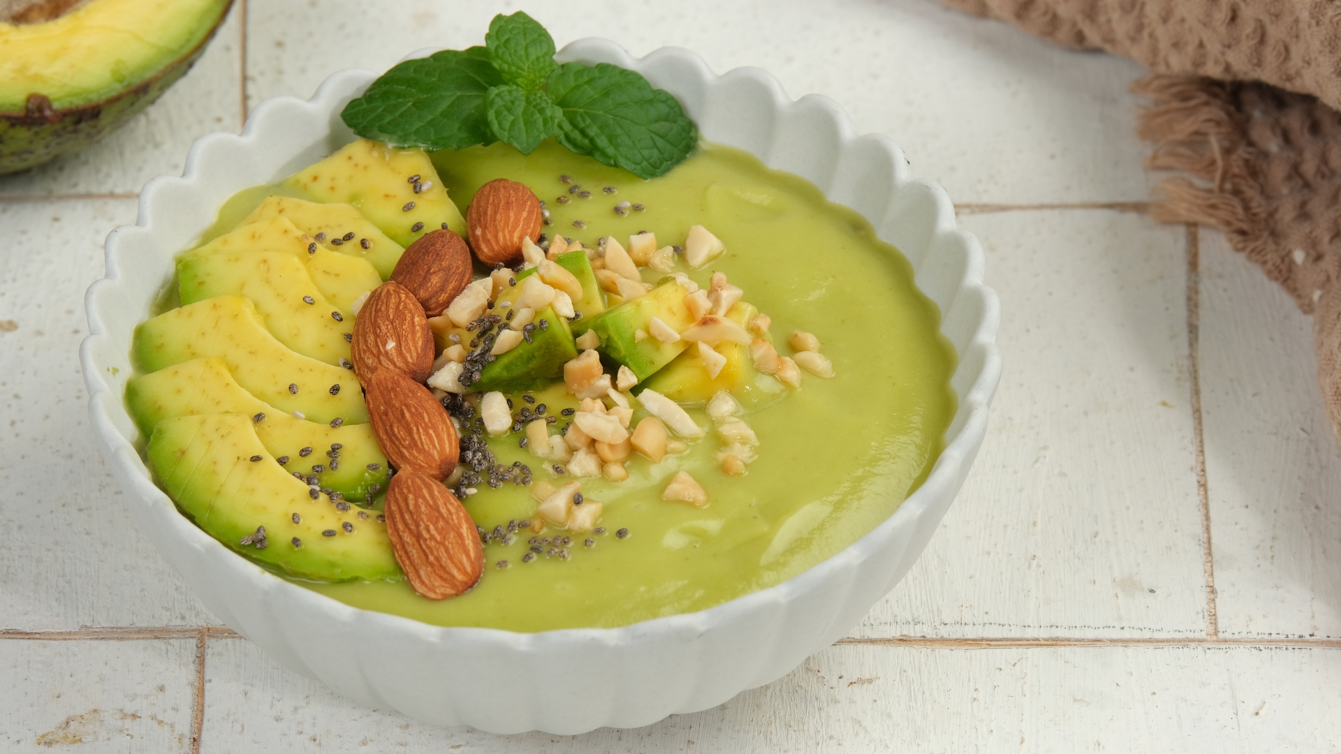 Bơ có thể được ăn trực tiếp hoặc kết hợp với sữa chua, ngũ cốc hoặc các loại hạt