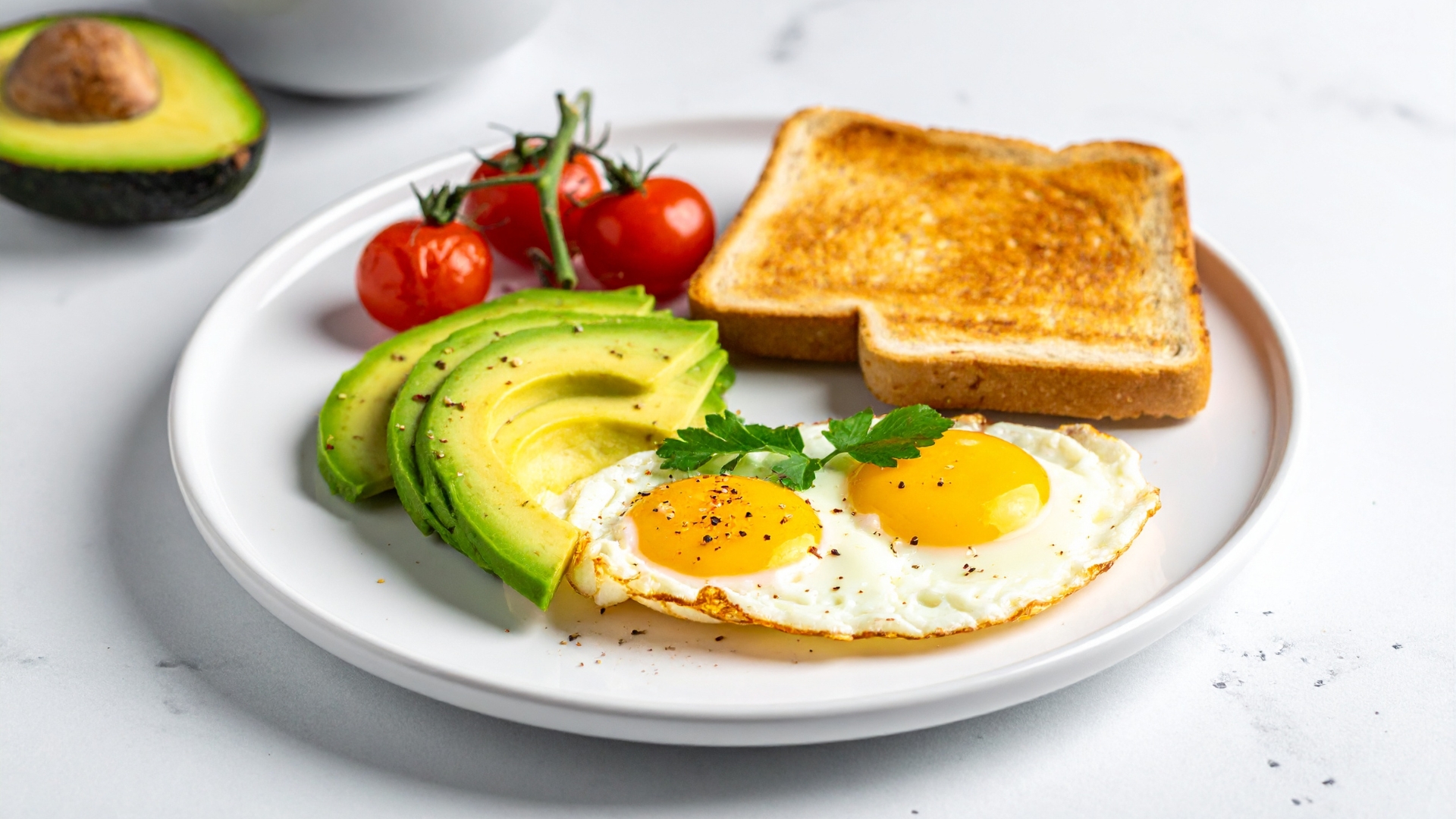 Có thể kết hợp bơ với các thực phẩm khác như bánh mì, trứng... để cân bằng dinh dưỡng và cung cấp đầy đủ năng lượng cho cơ thể