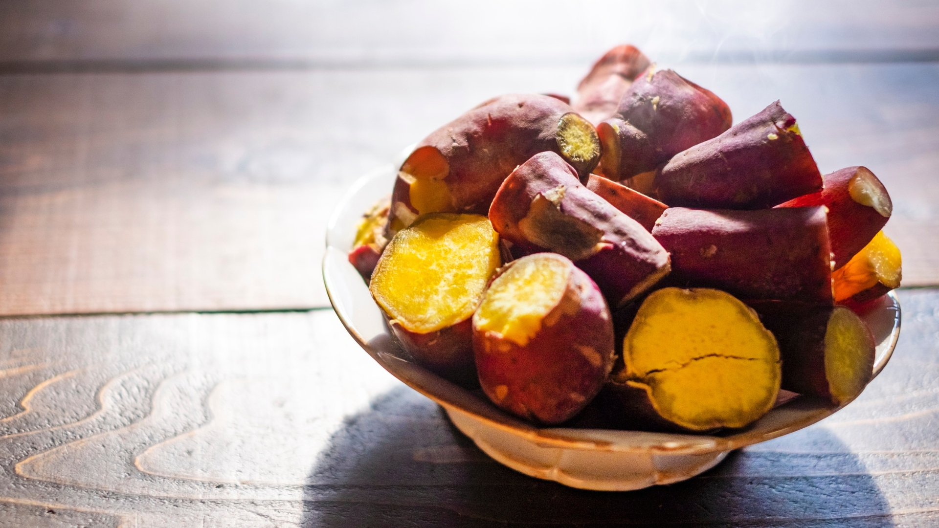 Nên hạn chế các phương pháp chế biến như chiên, rán và ưu tiên hấp, luộc khoai lang