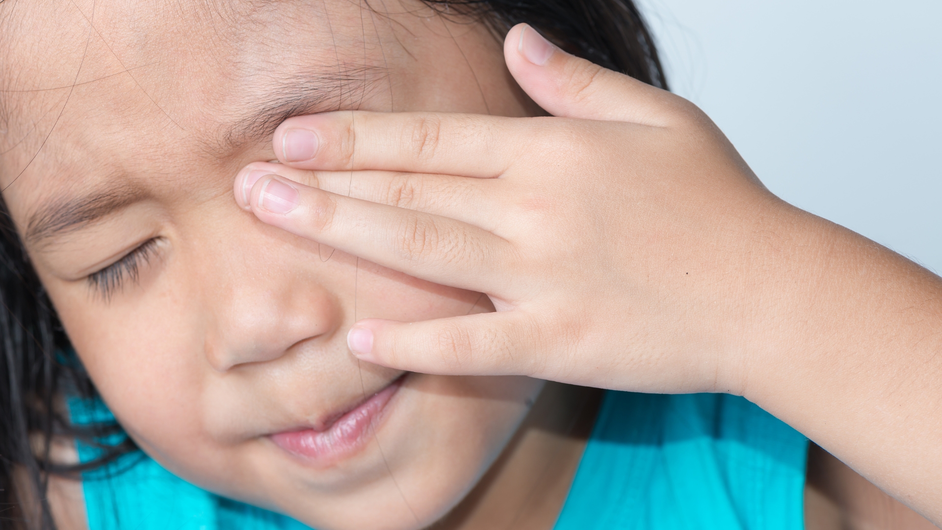 Thiếu vitamin A có thể ảnh hưởng đến thị lực của trẻ, lúc này trẻ có thể biểu hiện mỏi mắt, thường dụi mắt