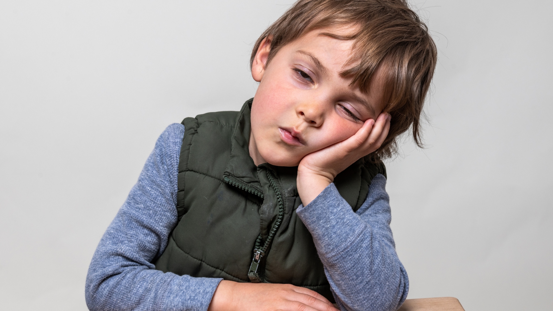 Một số biểu hiện cần chú ý ở trẻ có thể do dư vitamin A như mệt mỏi, đau đầu thoáng qua sau khi uống vitamin