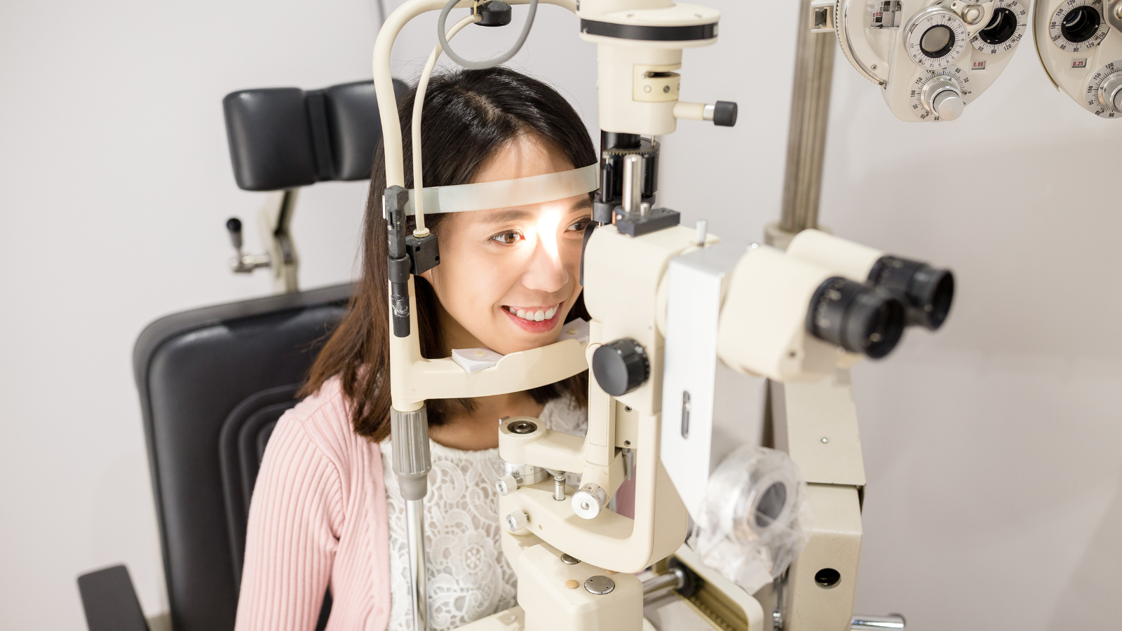 Nên đeo kính hay mổ mắt là băn khoăn của nhiều người