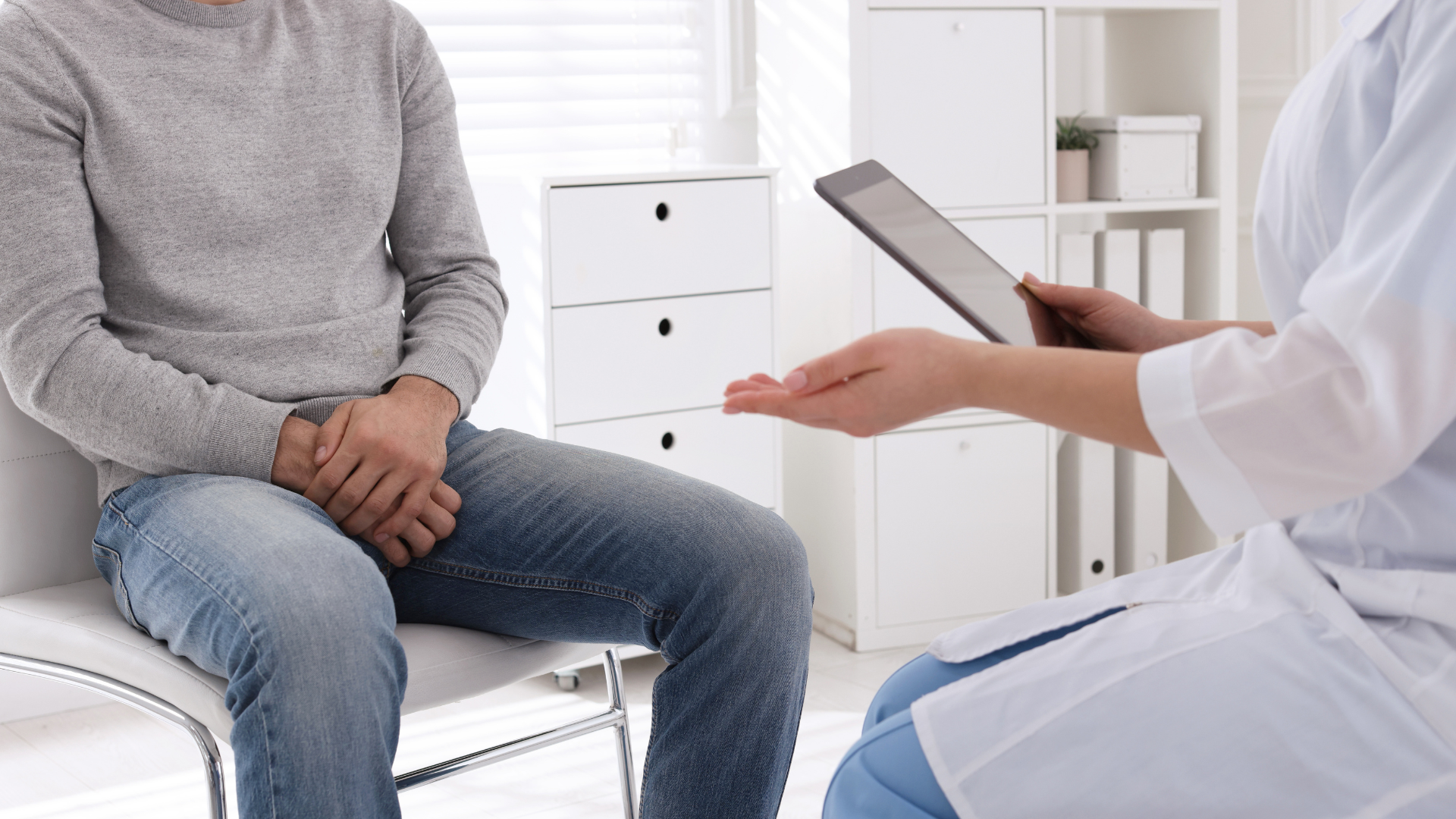 Nên đi khám sớm nếu dương vật bị xước có các dấu hiệu viêm nhiễm