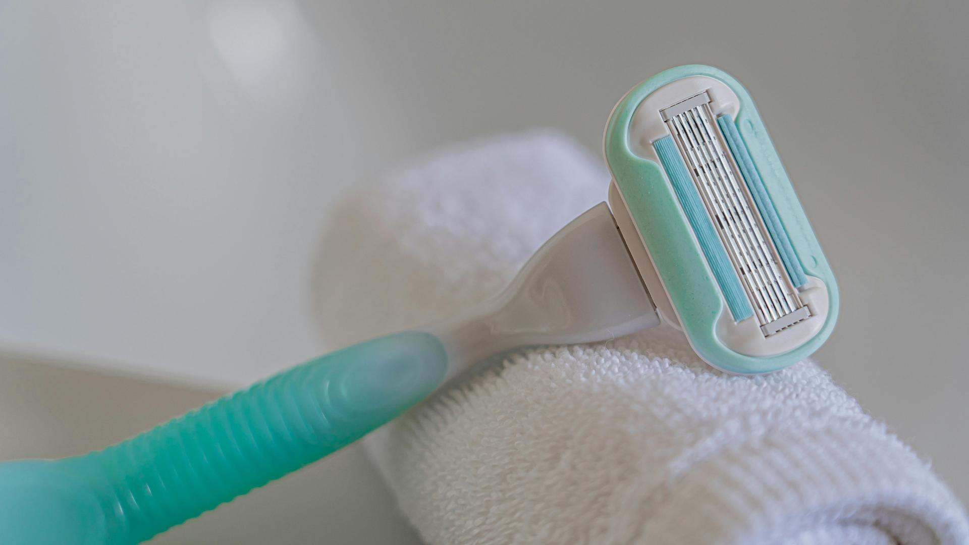 Cạo lông vùng kín không đúng cách là một trong những nguyên nhân khiến dương vật bị trầy xước