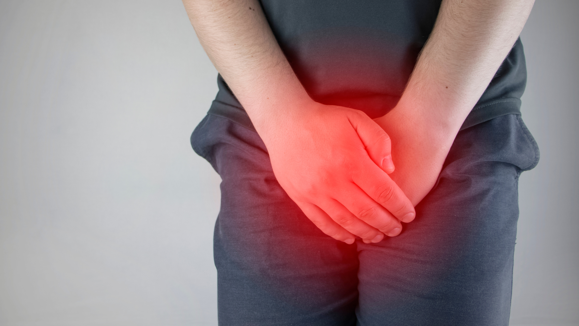 Giang mai gây ngứa rát dữ dội, khiến người mắc gãi nhiều dẫn đến xước da