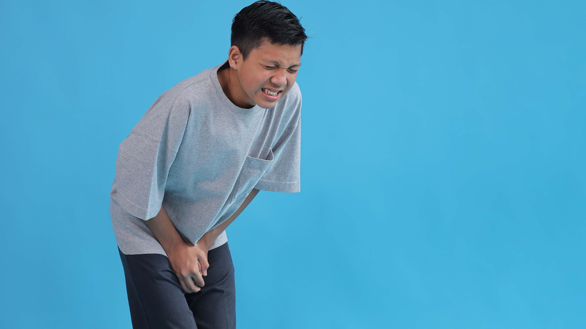 Trong 24 giờ đầu sau khi cắt bao quy đầu, nên giữ vết mổ khô ráo và quấn băng ép nhẹ để cầm máu