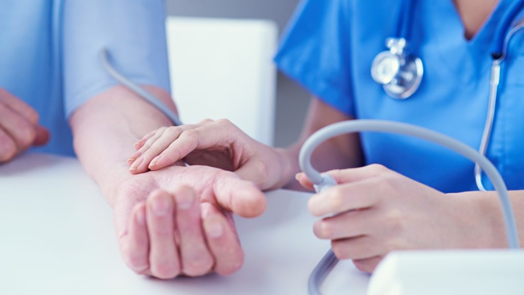 Trước khi tiêm ngừa bác sĩ sẽ tiến hành khám sàng lọc và tư vấn