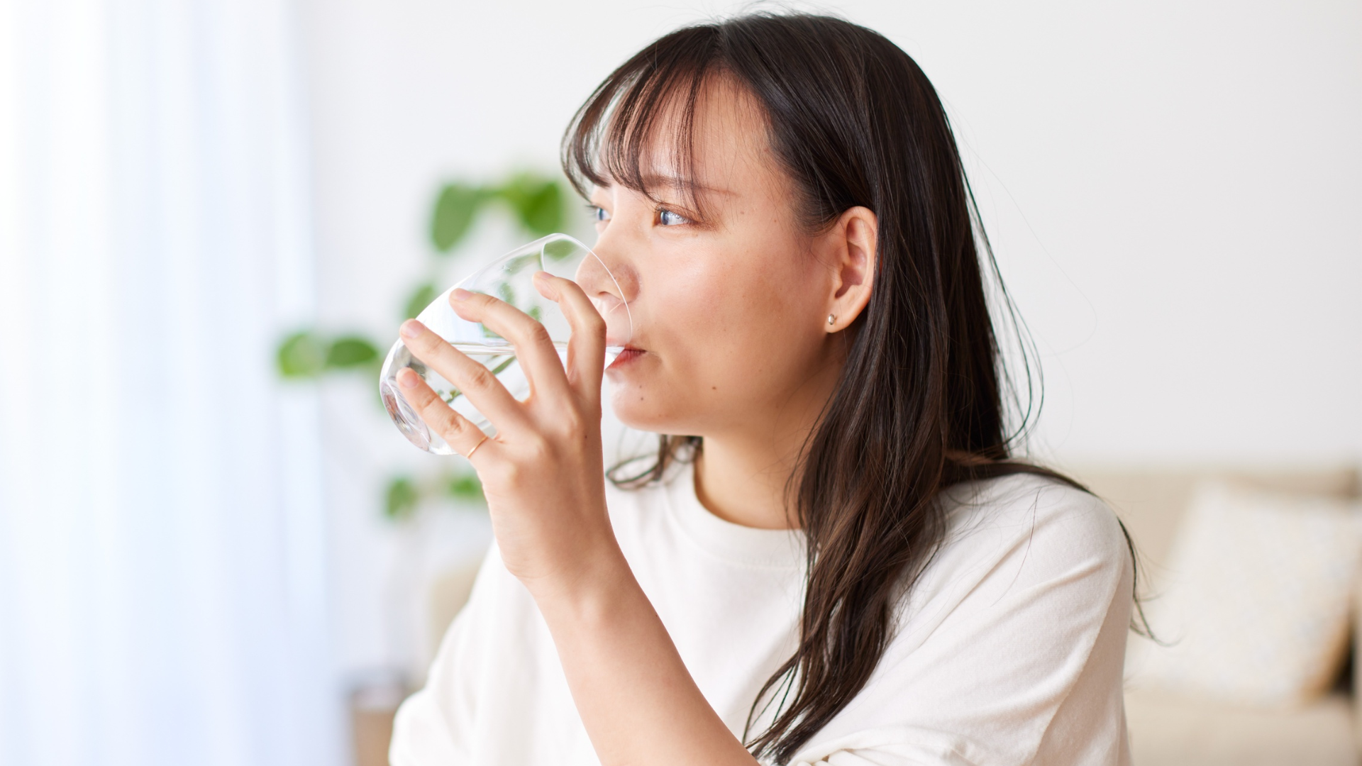 Nên uống nước lọc trước khi xét nghiệm để giảm cảm giác đói mệt và giúp việc lấy máu thuận lợi hơn