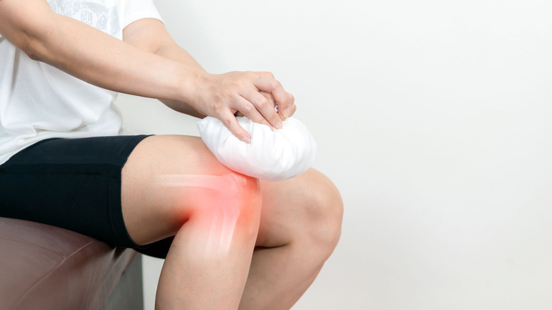 Chườm lạnh đúng cách giúp giảm sưng, hạn chế máu tụ sau khi ngã xe bị bầm tím