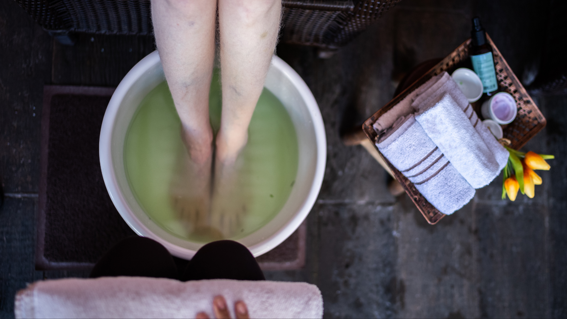 Khi ngâm chân bằng nước gừng nên duy trì nhiệt độ nước khoảng 38 - 40°C