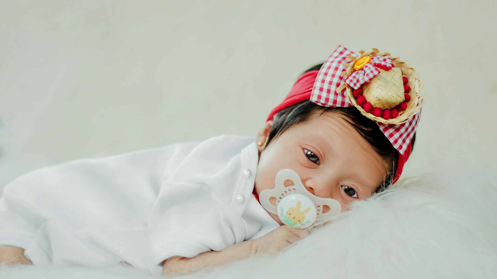 Ngậm ti giả có bị hô không là nỗi băn khoăn của nhiều độc giả
