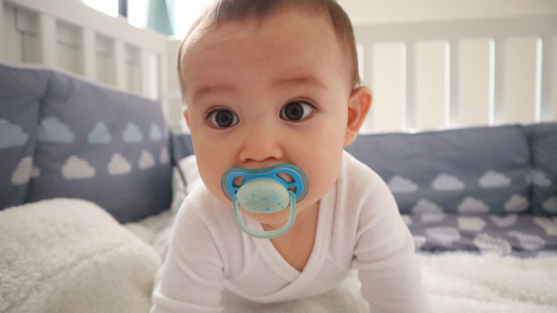Cha mẹ chỉ nên cho trẻ ngậm ti giả khi thực sự cần thiết