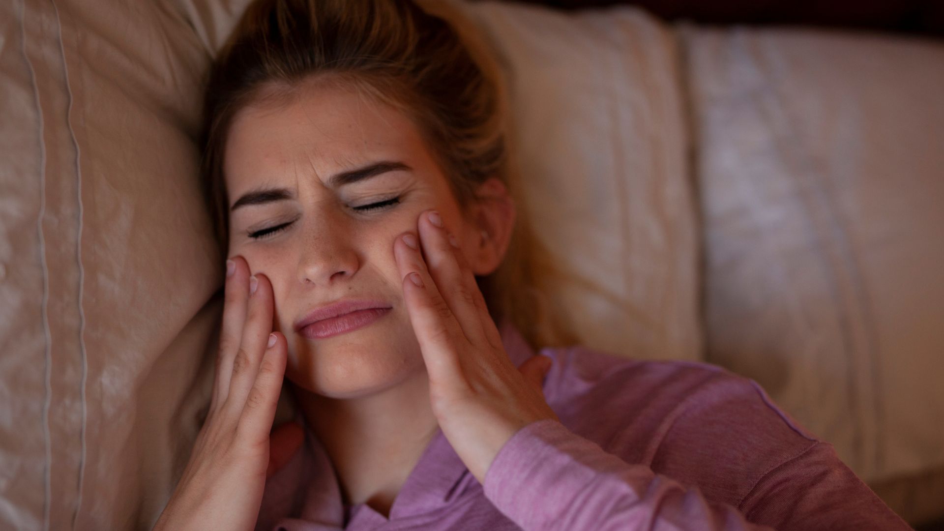 Nghiến răng khi ngủ có nguy hiểm không? Nguyên nhân là do đâu? 3