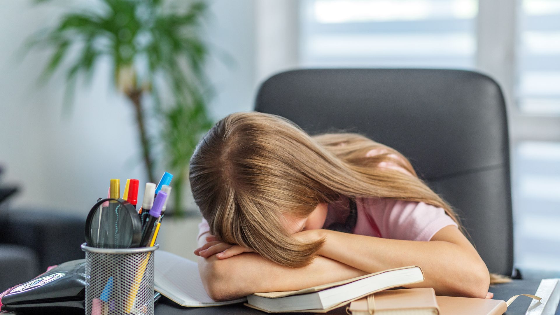 Chịu áp lực học tập có thể là nguyên nhân gây ra tình trạng nghiến răng ở trẻ em