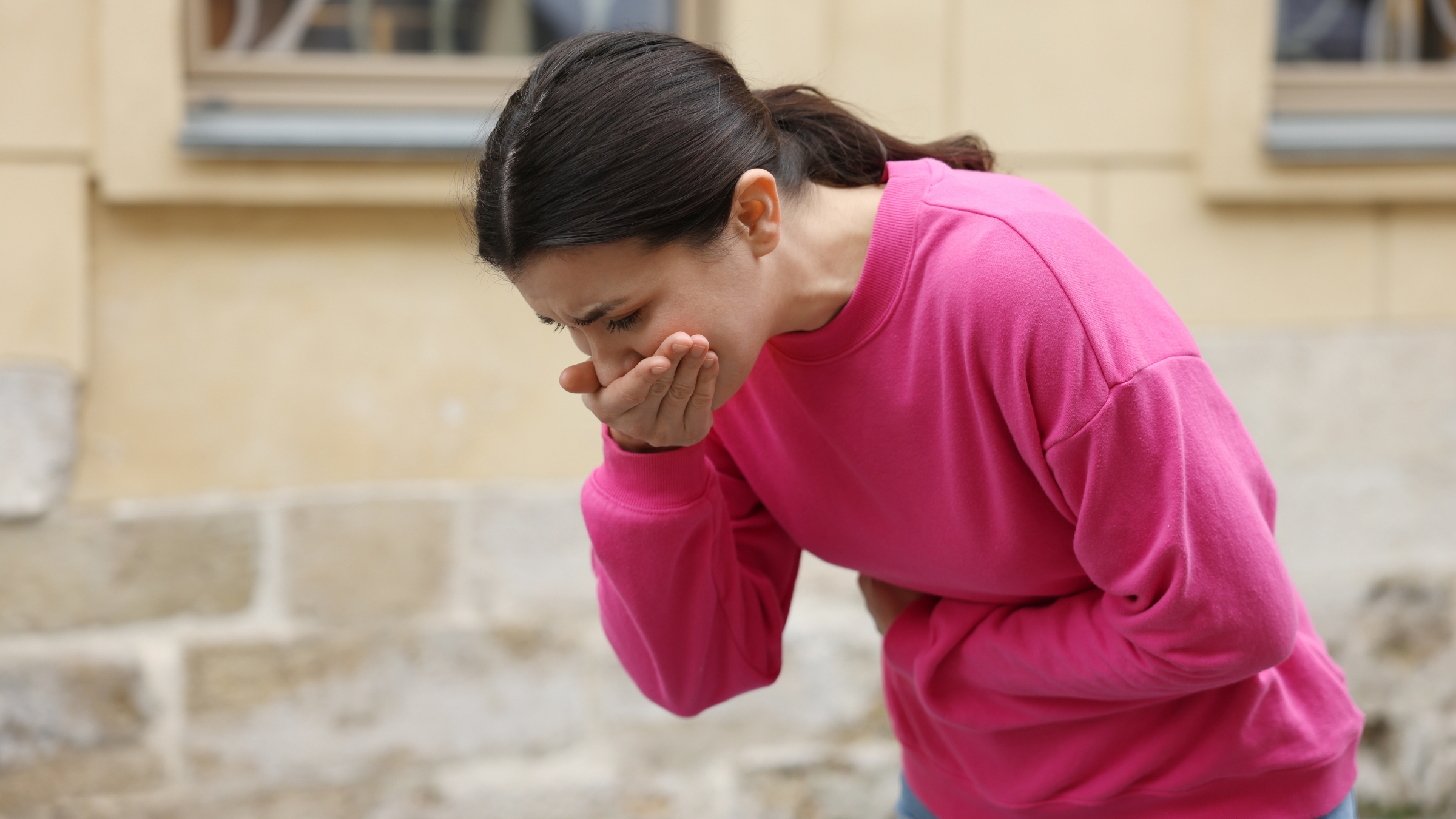 Người bệnh có thể buồn nôn, nôn nhiều lần, đau bụng quặn từng cơn và tiêu chảy