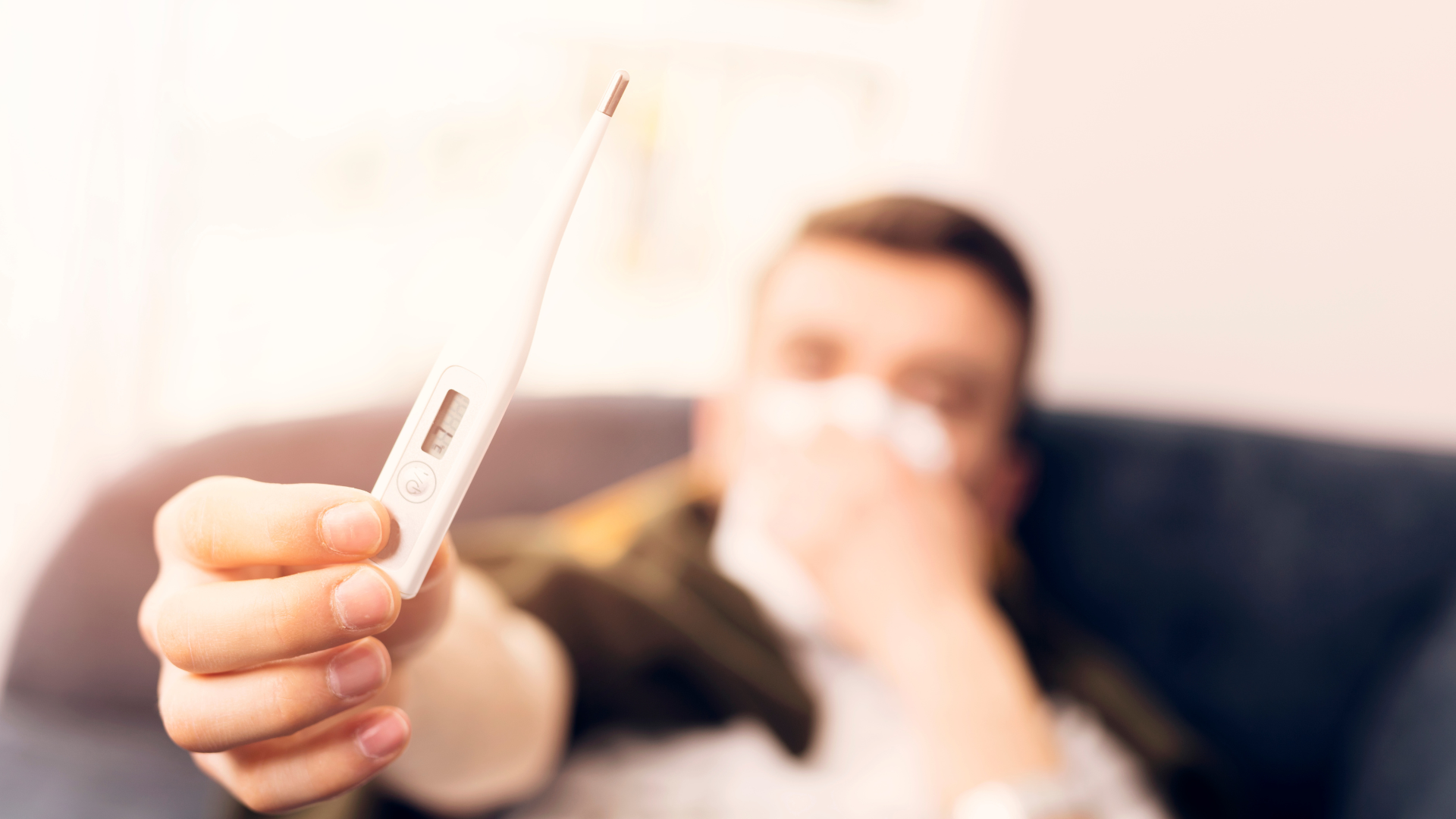 Bù nước, nghỉ ngơi và theo dõi triệu chứng là nguyên tắc cơ bản khi ngộ độc thực phẩm có sốt