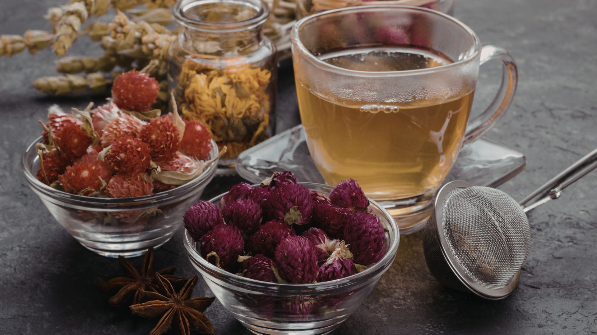 Trà thảo mộc ấm như gừng, bạc hà hoặc hoa cúc giúp làm dịu dạ dày và hỗ trợ tiêu hóa nhẹ nhàng