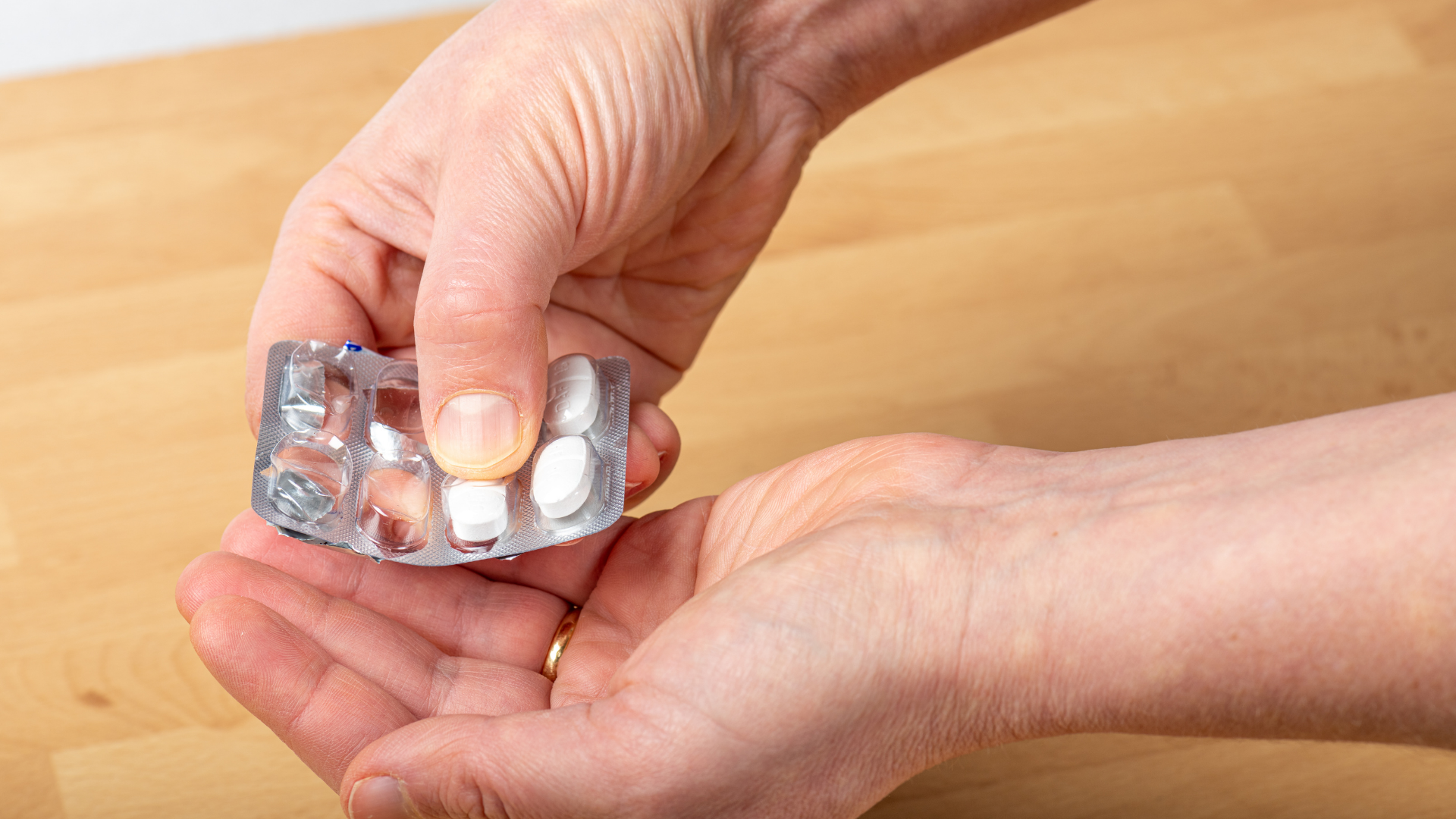 Ngộ độc thuốc có thể gây buồn nôn, chóng mặt hoặc khó thở