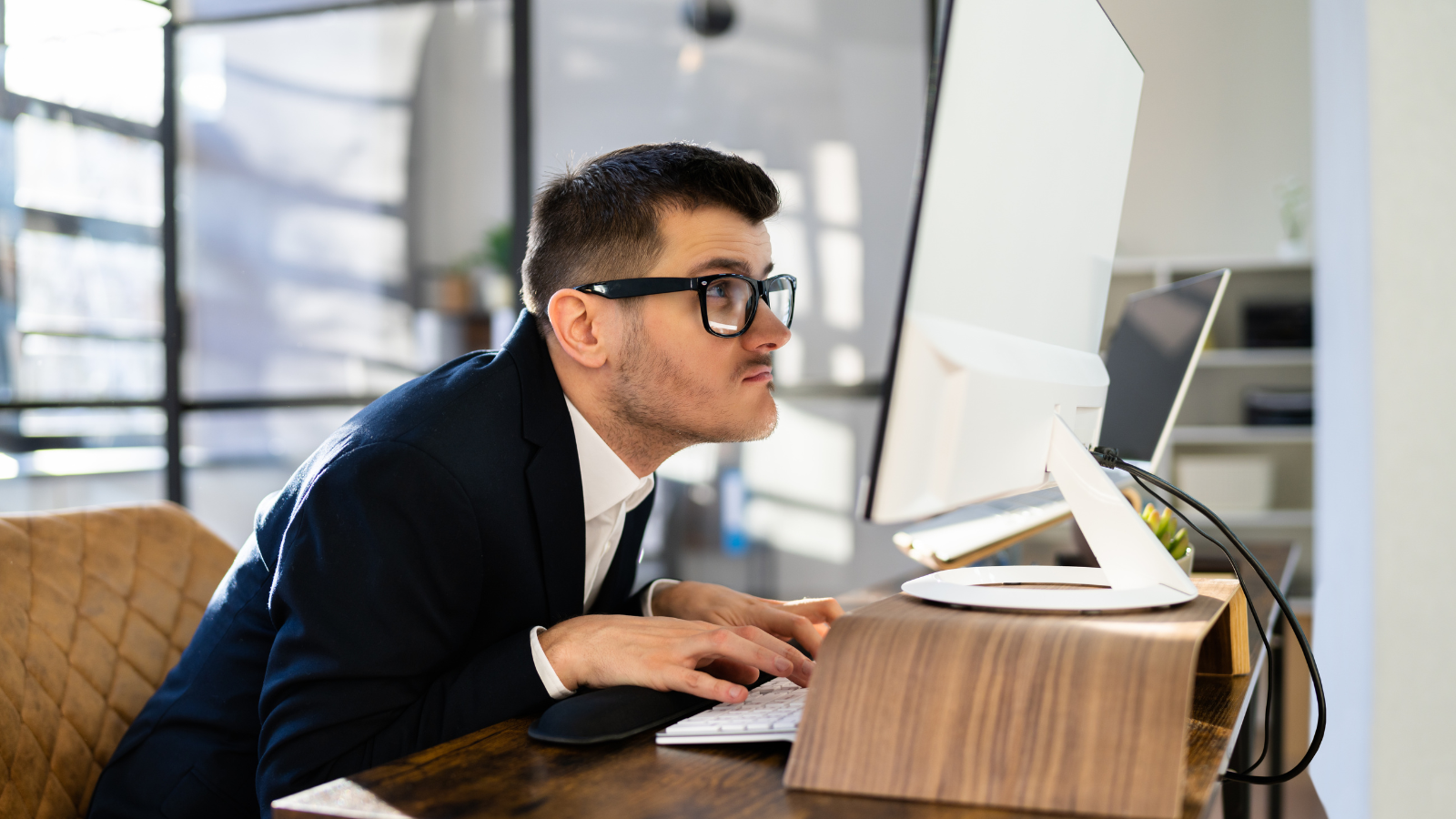 Ngồi sai tư thế lâu ngày có thể gây căng cơ