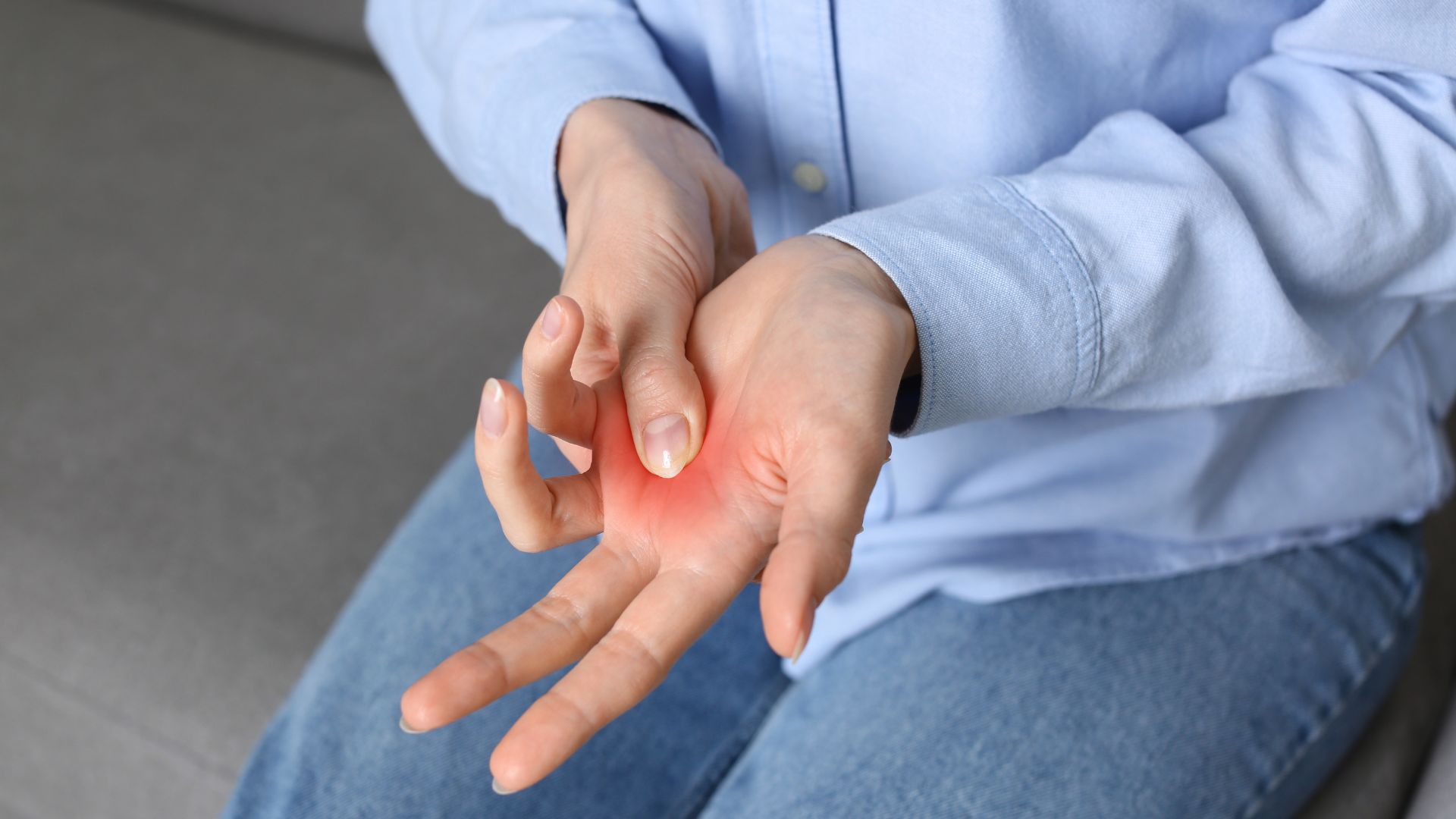 Đau nhức vùng gốc ngón tay là một triệu chứng của ngón tay cò súng