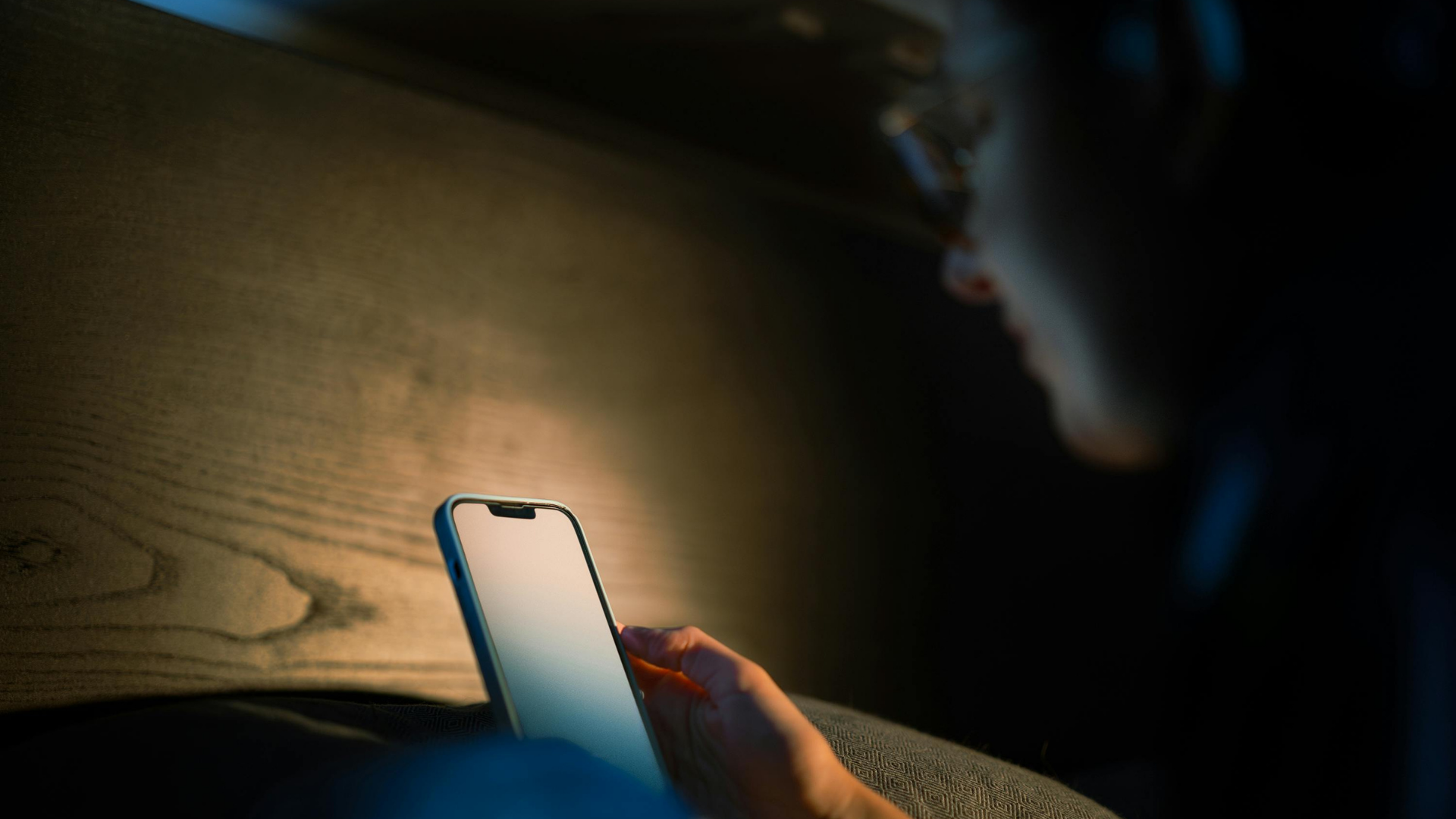 Thói quen dùng điện thoại trước giờ ngủ tưởng vô hại, nhưng âm thầm làm rối loạn giấc ngủ