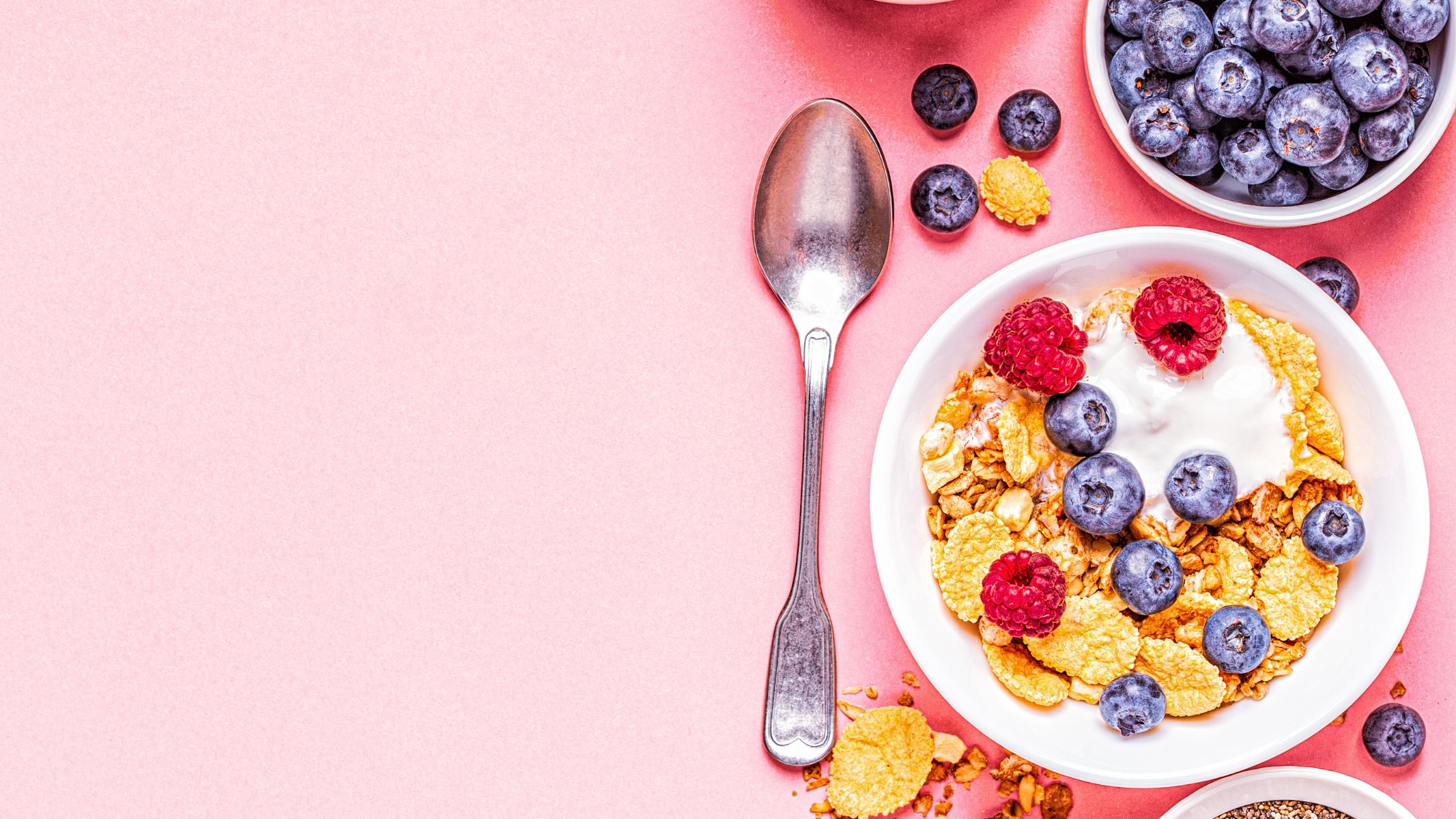 Bạn nên kết hợp với trái cây ít đường như táo, dâu, việt quất để tăng cường chất chống oxy hóa và vitamin