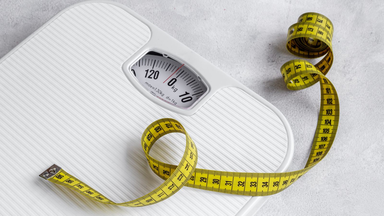 Ngũ cốc nguyên hạt giàu chất xơ giúp tạo cảm giác no lâu, giảm nhu cầu ăn vặt và kiểm soát lượng calo nạp vào