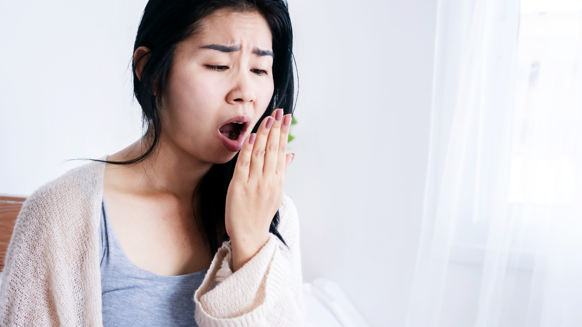 Khi lượng nước bọt không đủ để làm sạch miệng, vi khuẩn dễ sinh sôi, tạo ra các chất gây mùi