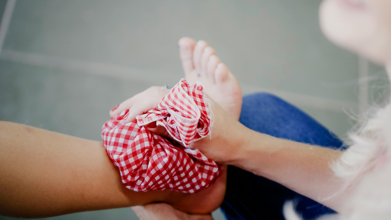 Chườm nóng và chườm lạnh sau khi ngủ dậy bị đau khớp cổ chân