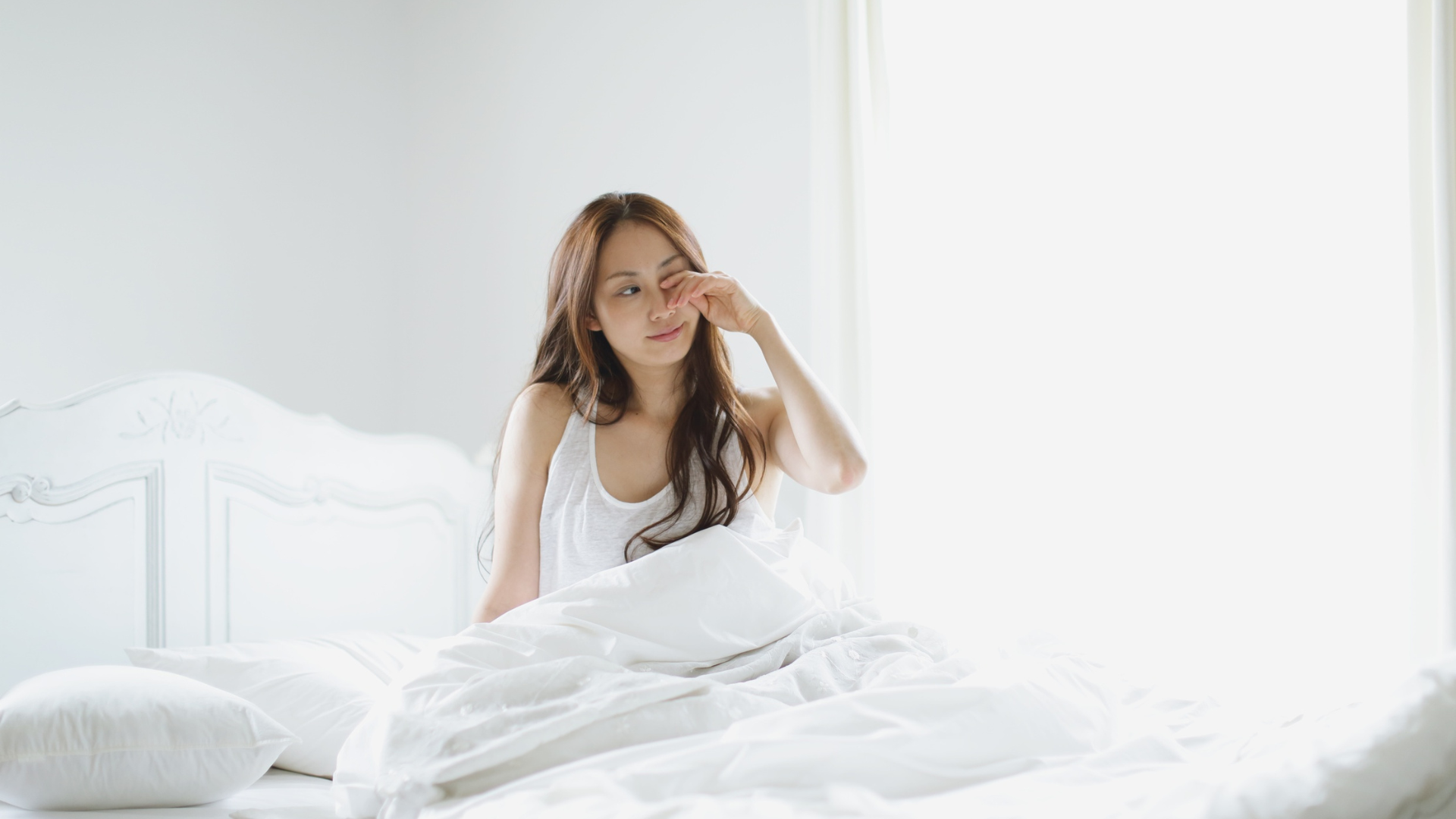 Ngủ dậy bị&nbsp;sưng bọng mắt dưới là tình trạng vùng da dưới mắt phồng nhẹ hoặc sưng rõ sau khi thức dậy