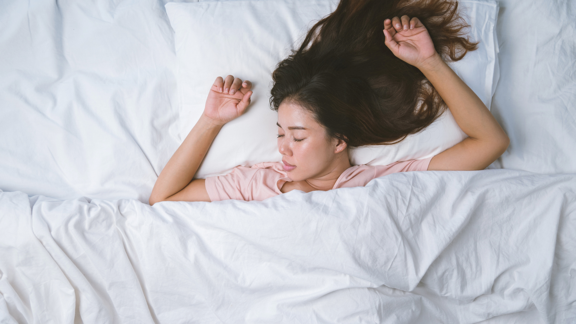 Tích nước là nguyên nhân phổ biến khiến vùng dưới mắt sưng vào buổi sáng