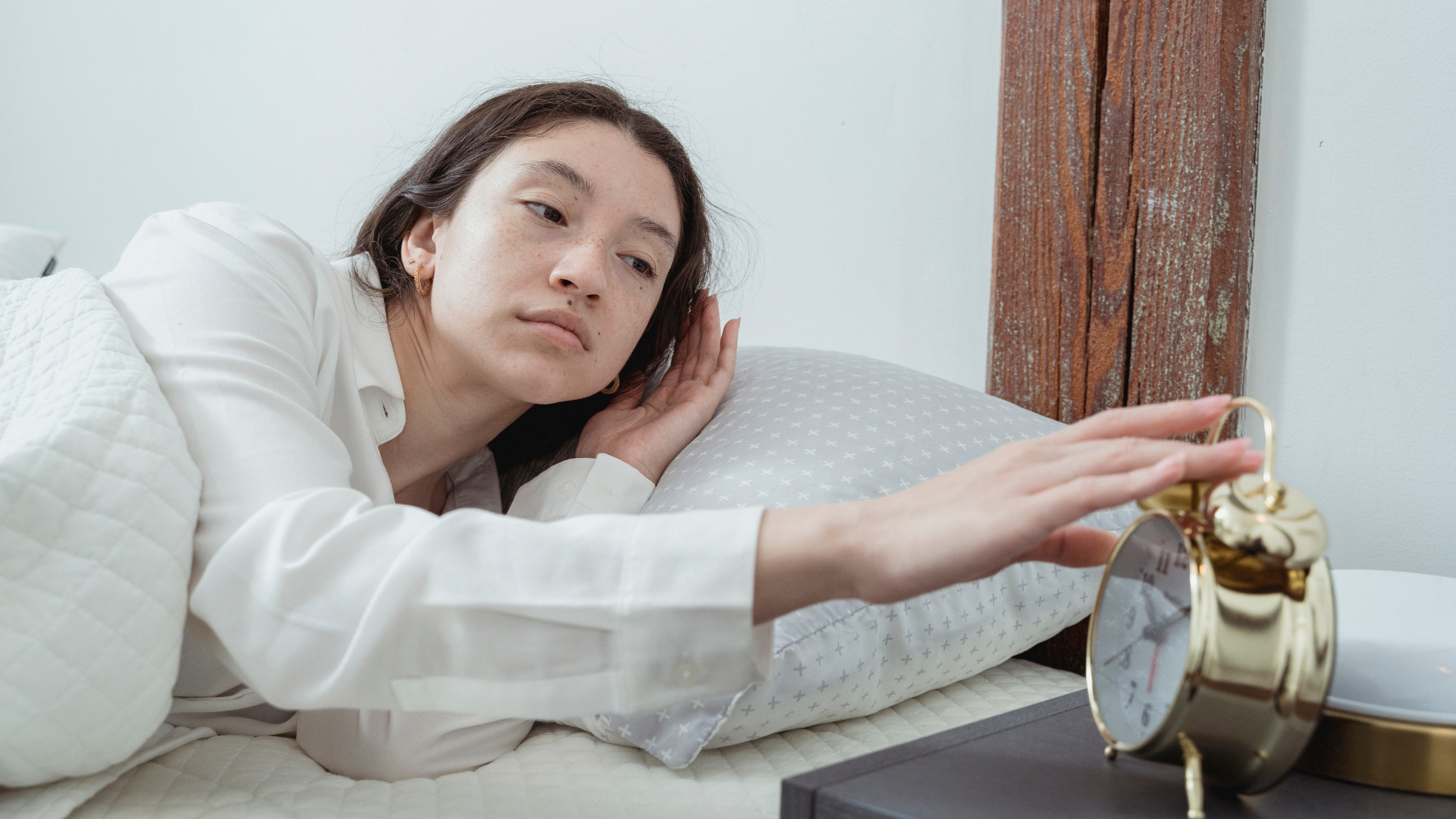 Dị ứng hoặc kích ứng có thể khiến vùng mắt sưng sau khi ngủ dậy