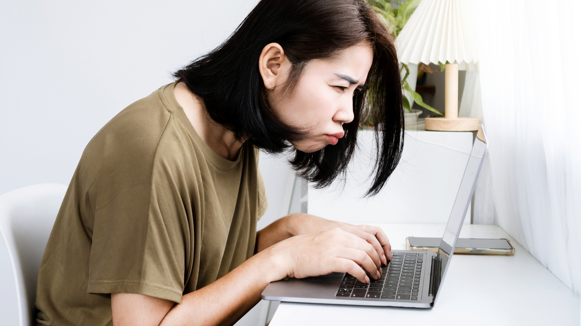 Mắt mờ lúc mới thức dậy có thể khiến bạn đọc chậm, giảm tập trung học tập và làm việc