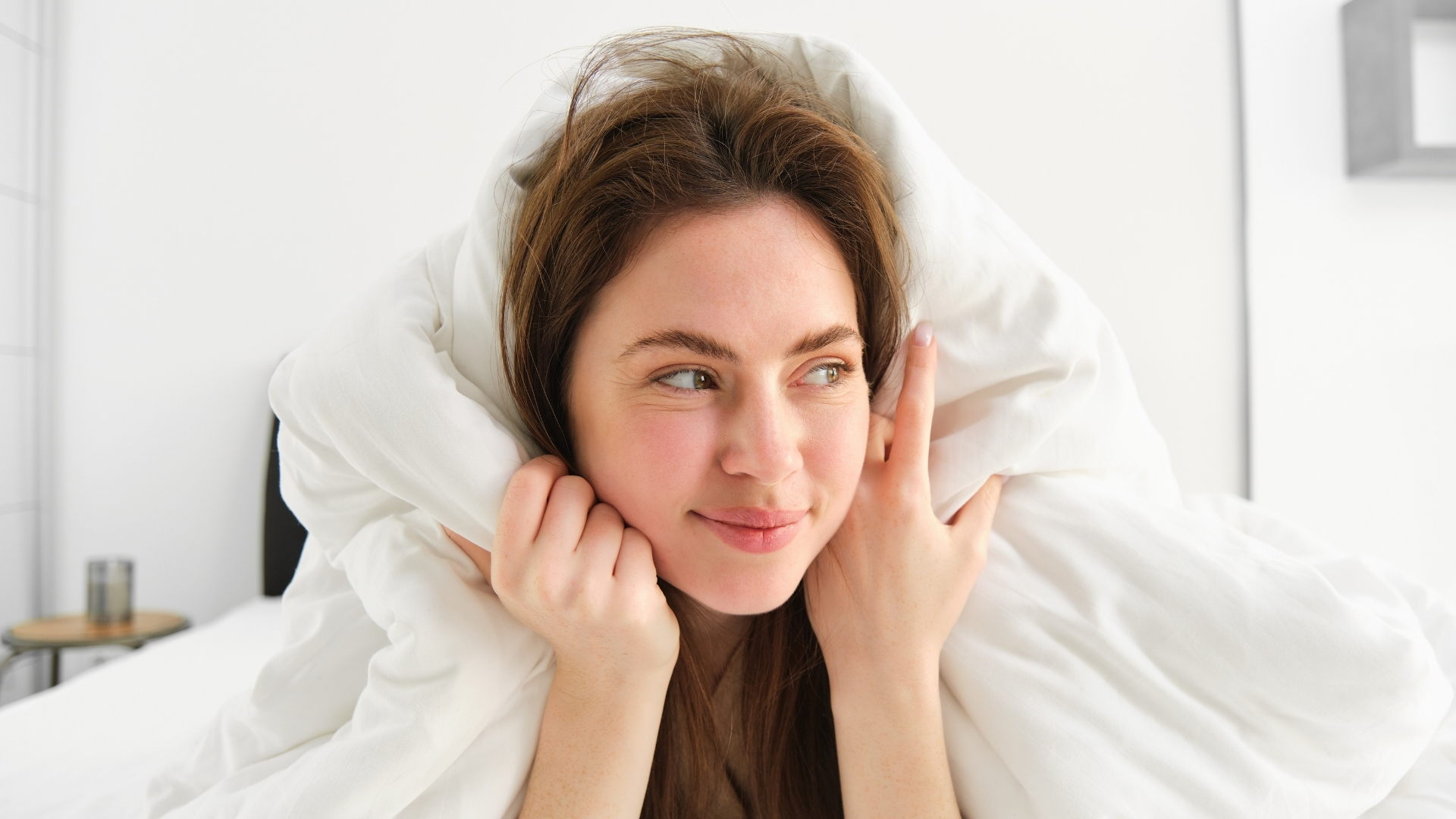 Sưng mặt sau khi ngủ dậy thường liên quan đến sự tích tụ dịch tạm thời dưới da