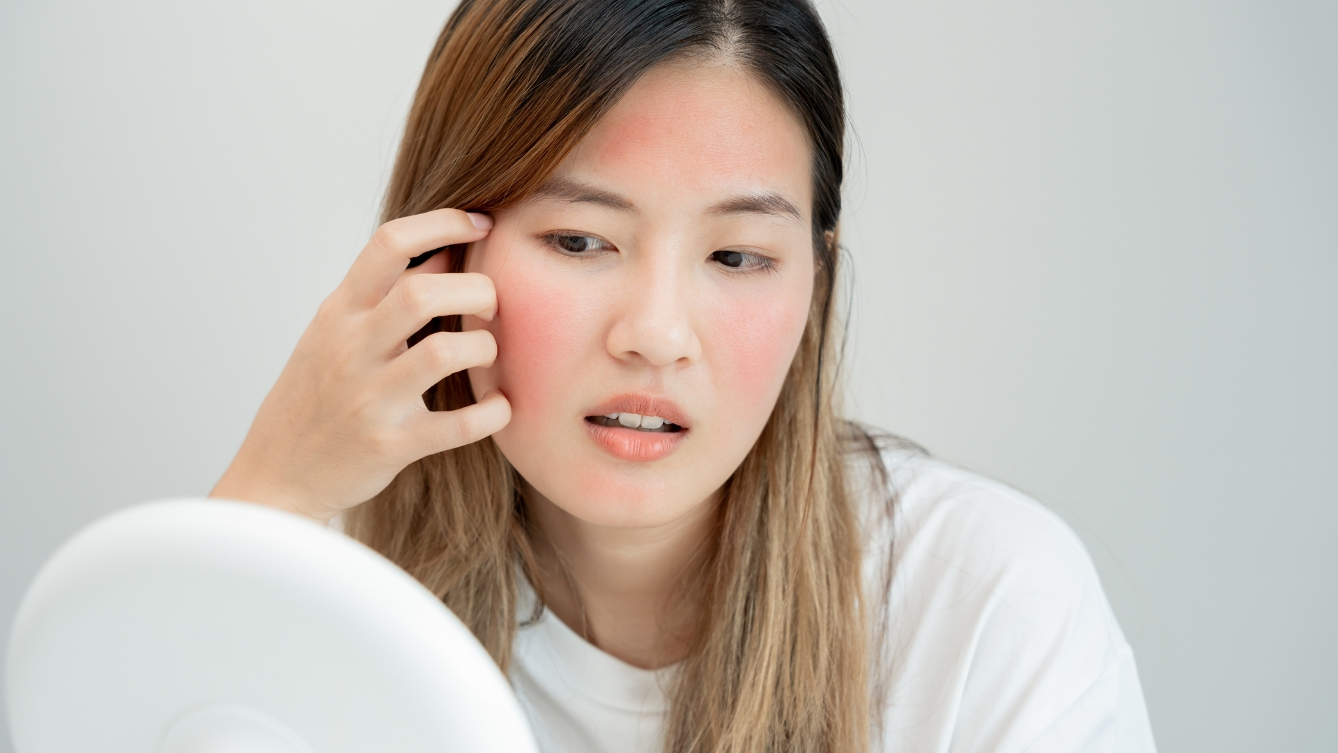 Đến gặp bác sĩ nếu tình trạng sưng mặt đi kèm các dấu hiệu như đau, đỏ, phù nhiều