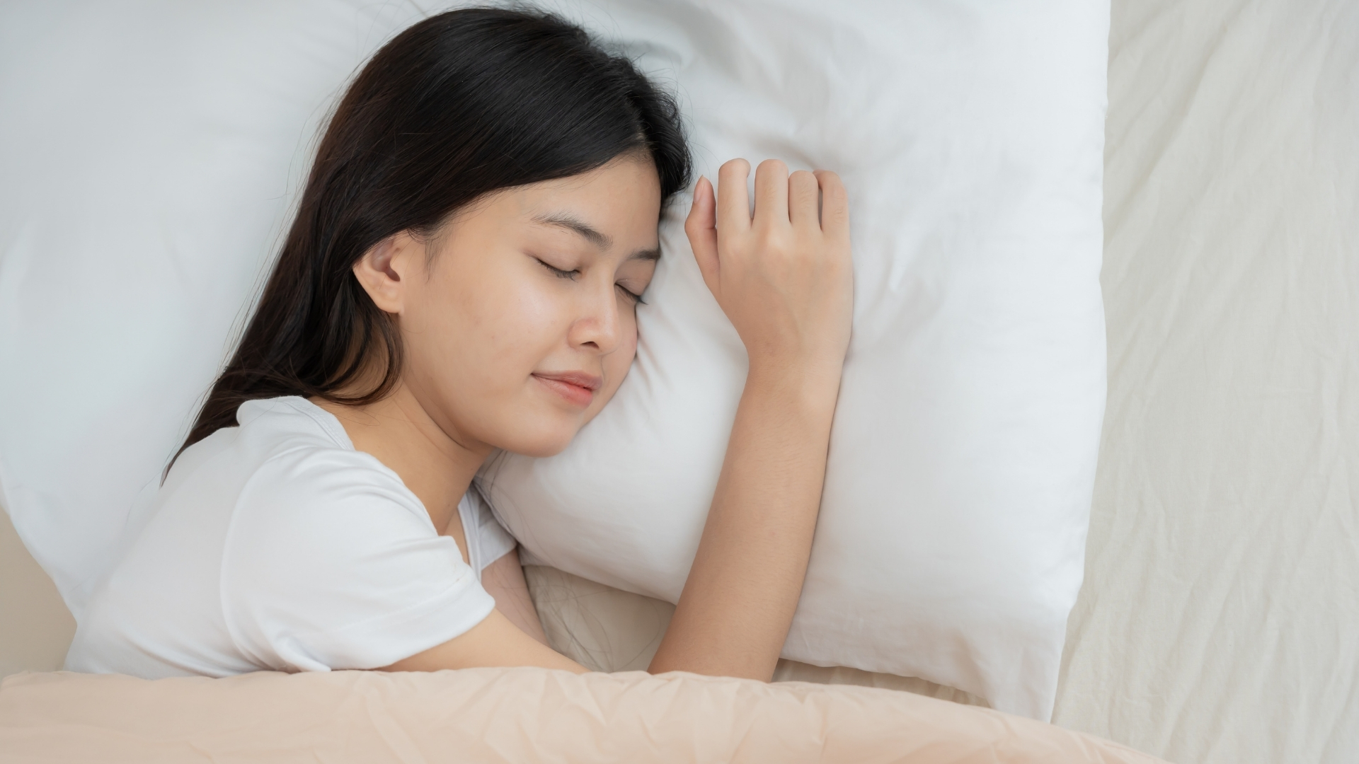 Bạn nên duy trì thời gian ngủ đều đặn mỗi ngày, tránh thức khuya hoặc ngủ không đủ giấc