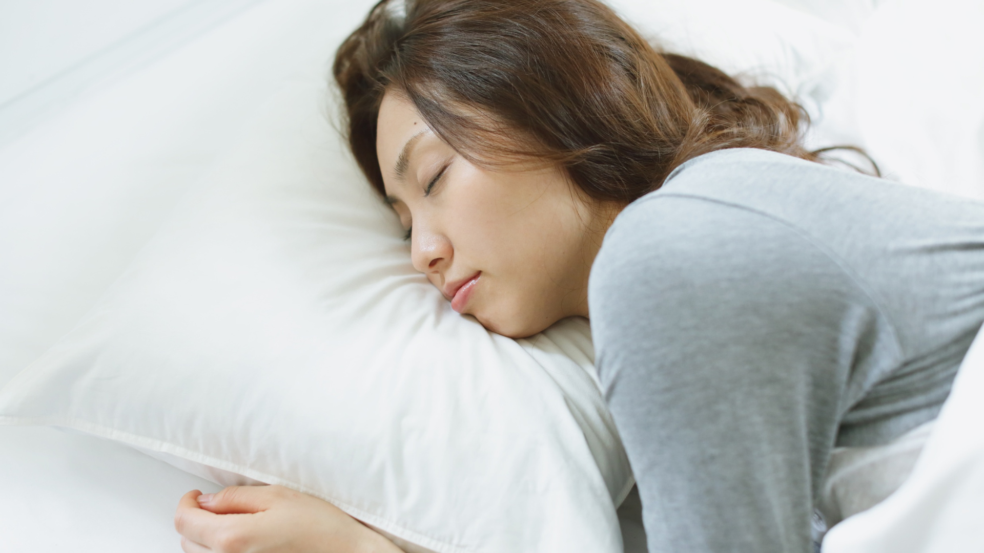 Điều chỉnh thói quen ngủ và sinh hoạt hằng ngày có thể giúp hạn chế tình trạng mơ linh tinh