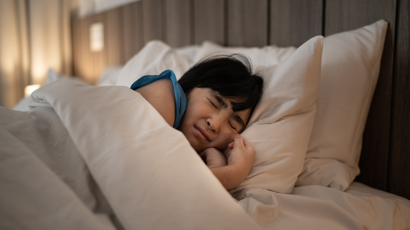 Stress, thiếu ngủ và ánh sáng màn hình là nguyên nhân khiến bạn ngủ hay nằm mơ linh tinh