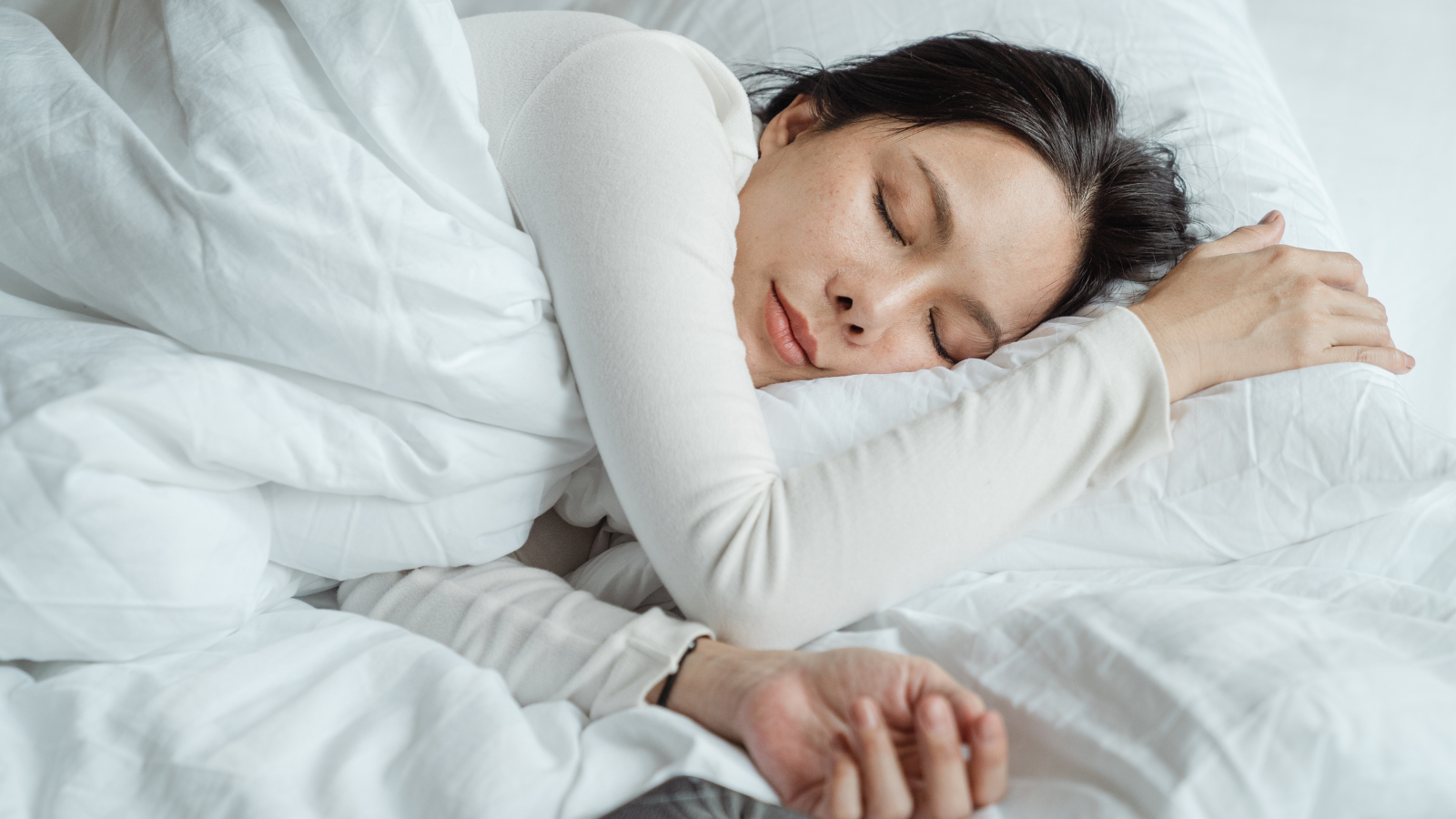 Giữ lịch ngủ ổn định và tránh điện thoại giúp giảm tình trạng ngủ hay mơ linh tinh
