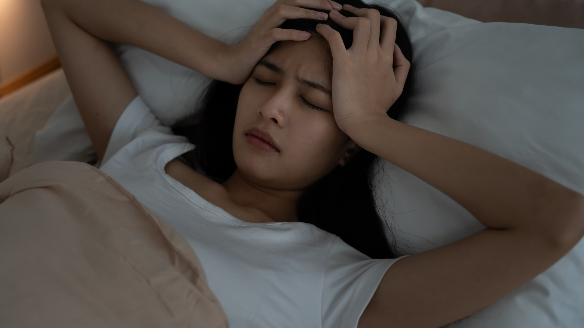 Ngứa do suy thận xuất hiện nhiều ban đêm, làm người bệnh khó ngủ và ngủ không sâu