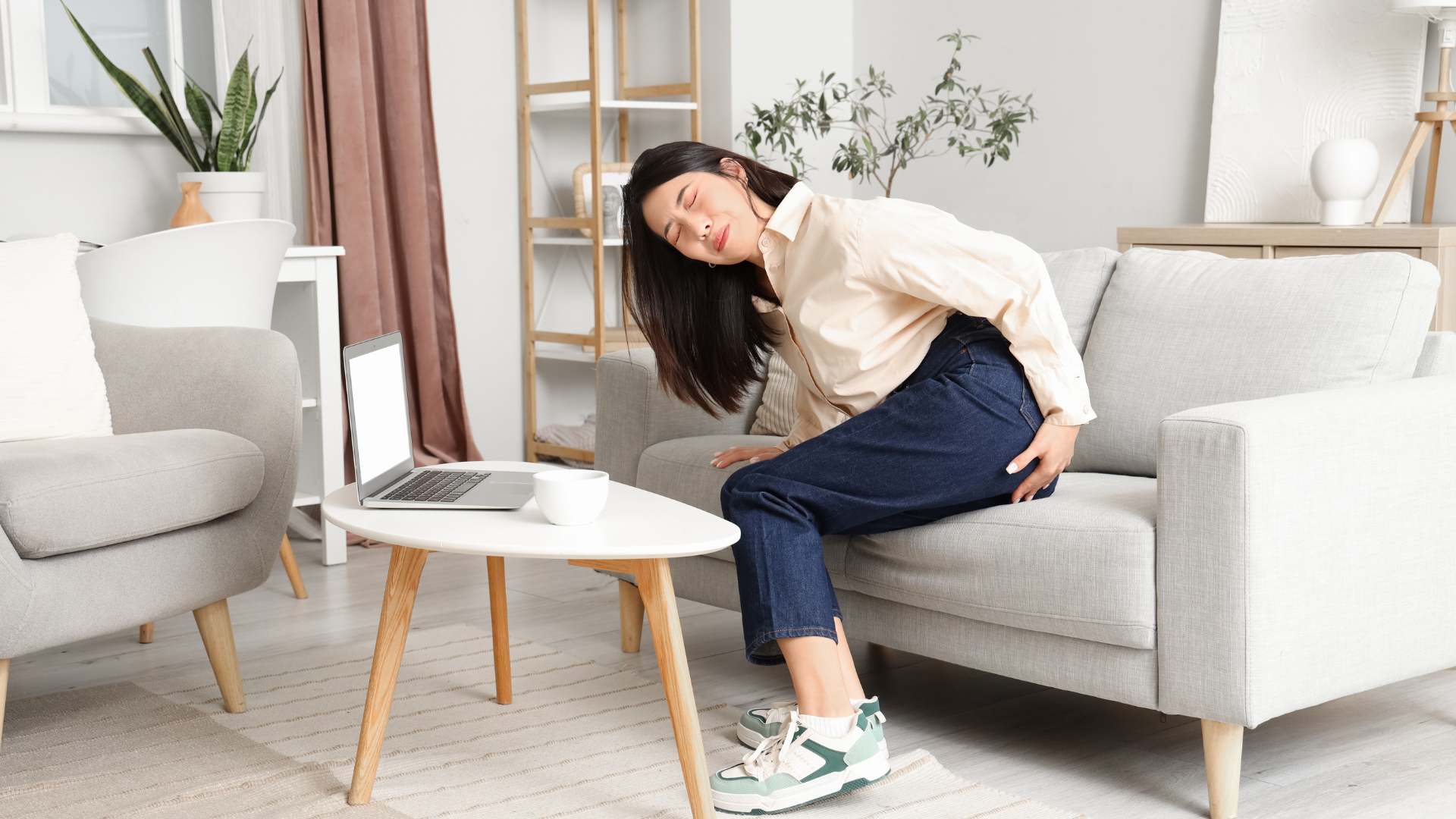 Hạn chế ngồi lâu giúp giảm áp lực lên vùng hậu môn, giảm kích ứng da và hạn chế gia tăng cơn ngứa ở người bị trĩ