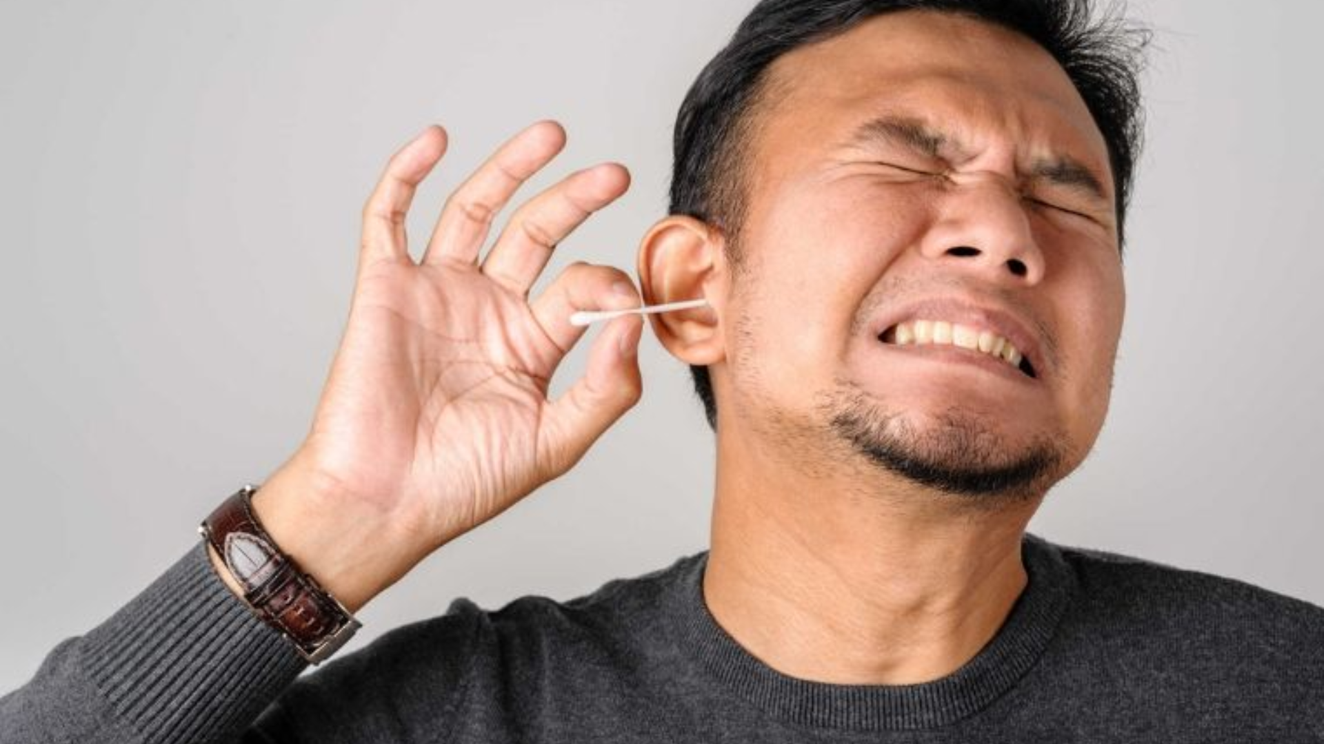 Ráy tai bảo vệ tai nhưng tích tụ quá nhiều dễ làm cứng, gây ngứa và khó chịu