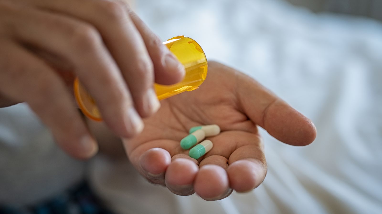 Khi nguyên nhân xuất phát từ nhiễm khuẩn, việc dùng thuốc đúng cách là bắt buộc để điều trị dứt điểm