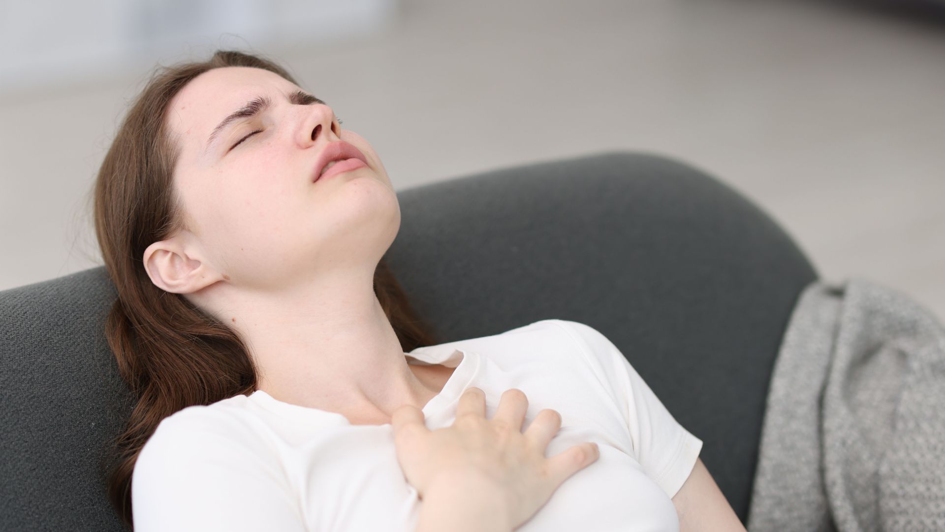 Xuất hiện khối cứng ở ngực gây đau kéo dài là một dấu hiệu bất thường