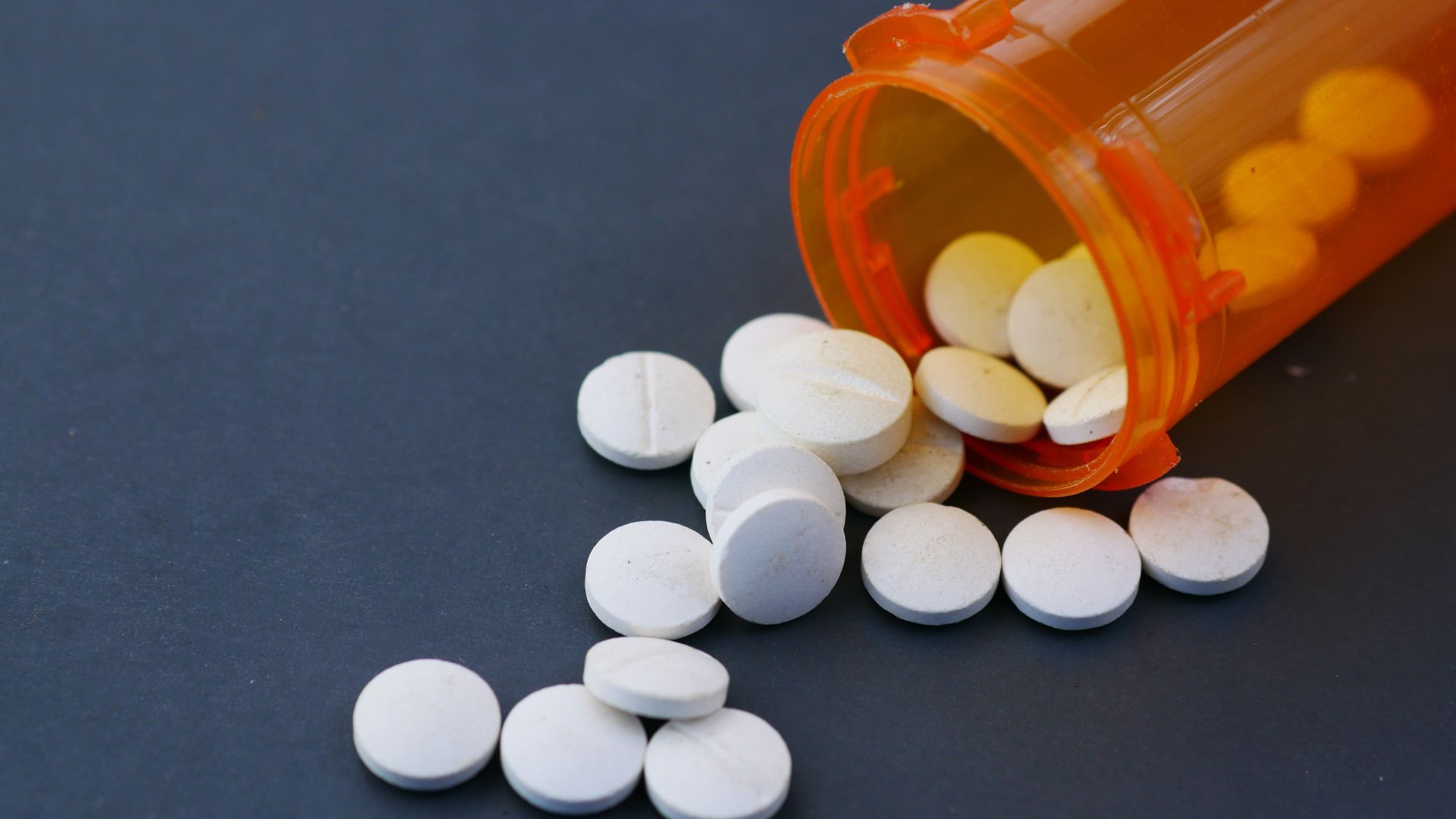 Bạn không nên tự ý sử dụng thuốc khi xuất hiện khối cứng ở ngực