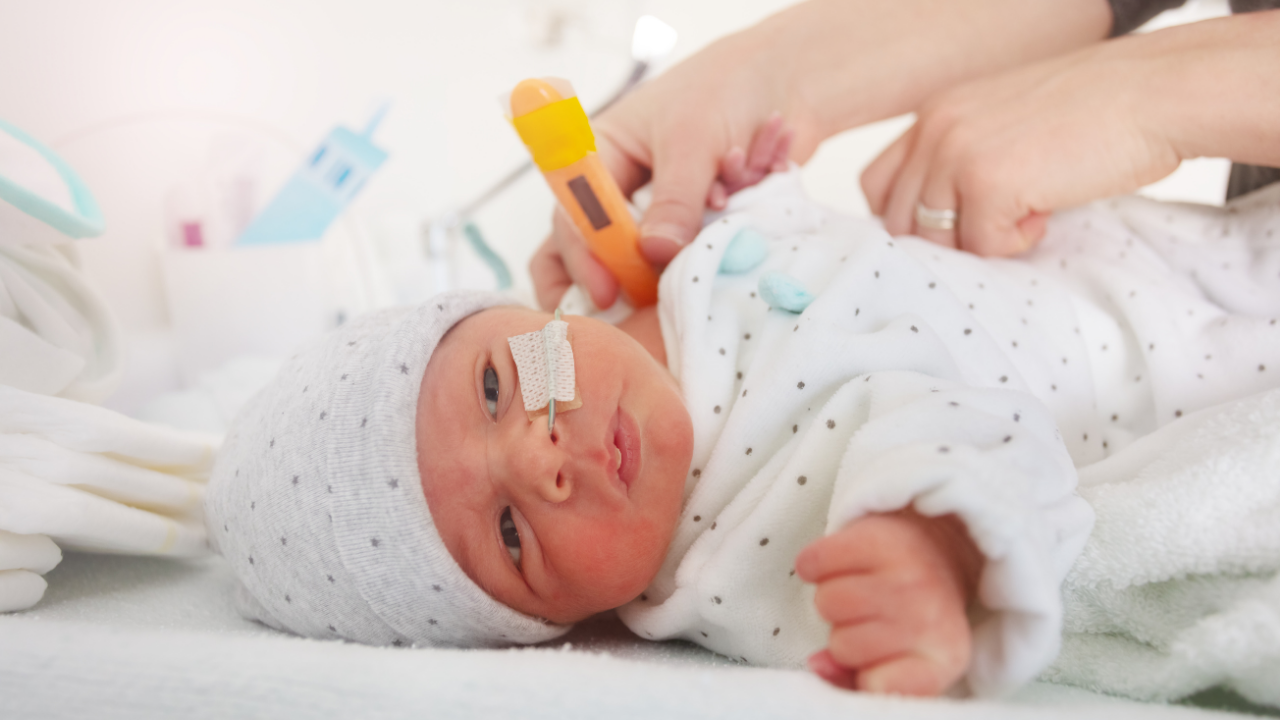 Cơn ngừng thở ở trẻ sinh non khi trẻ ngừng thở trong khoảng 15 - 20 giây hoặc lâu hơn