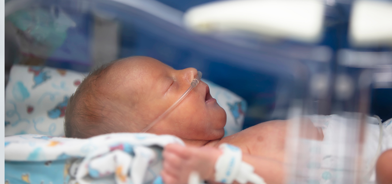 Cơn ngừng thở ở trẻ sinh non chủ yếu xuất phát từ việc hệ thống hô hấp và thần kinh trung ương chưa phát triển hoàn chỉnh