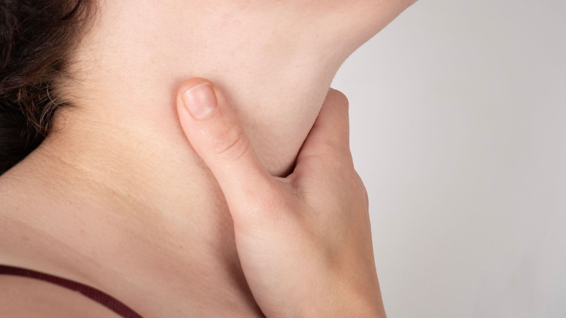 Xuất hiện bướu cổ là một trong những dấu hiệu của suy giáp