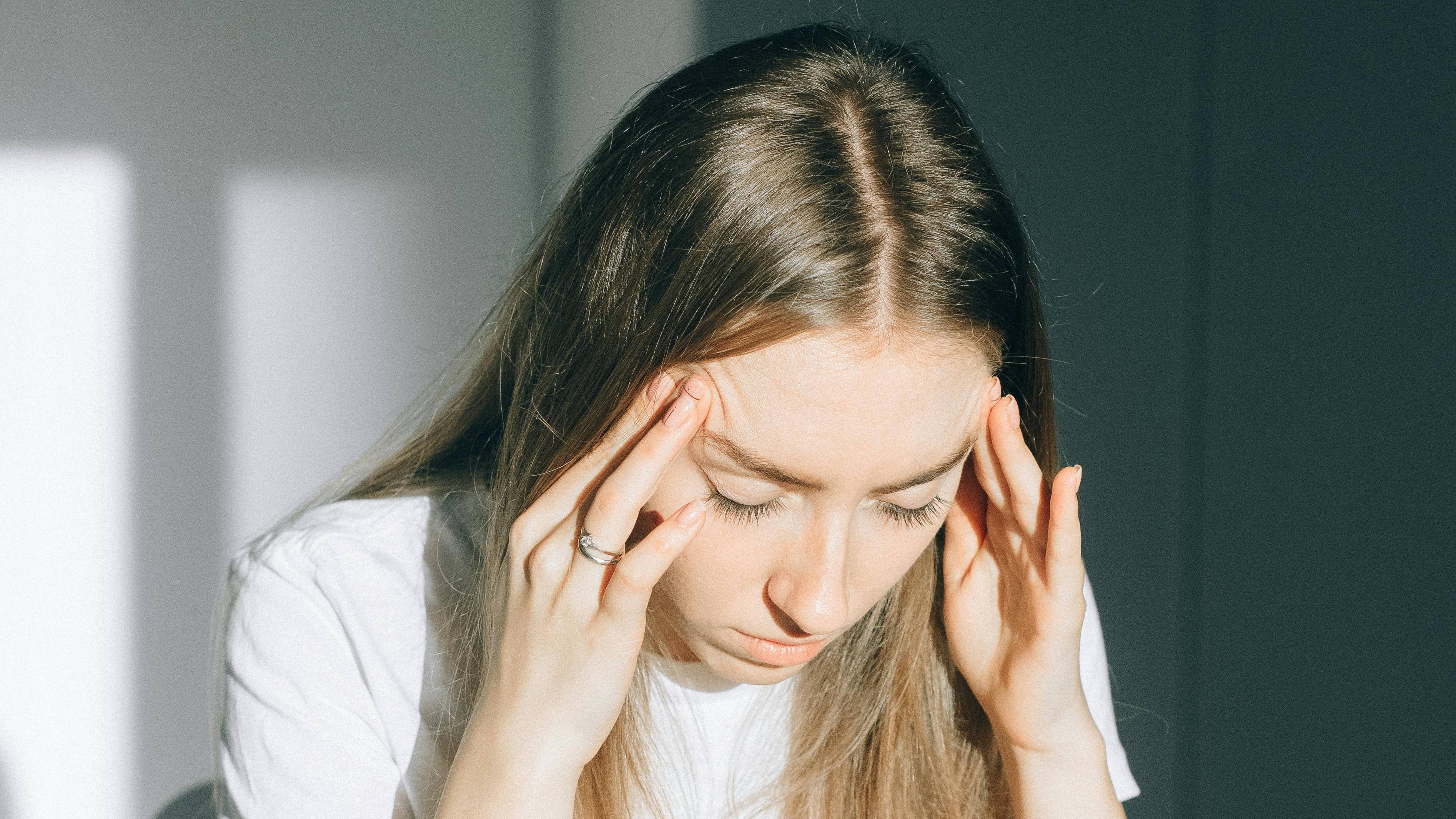 Người bị u tuyến yên thường bị đau đầu kéo dài, giảm thị lực, rối loạn kinh nguyệt