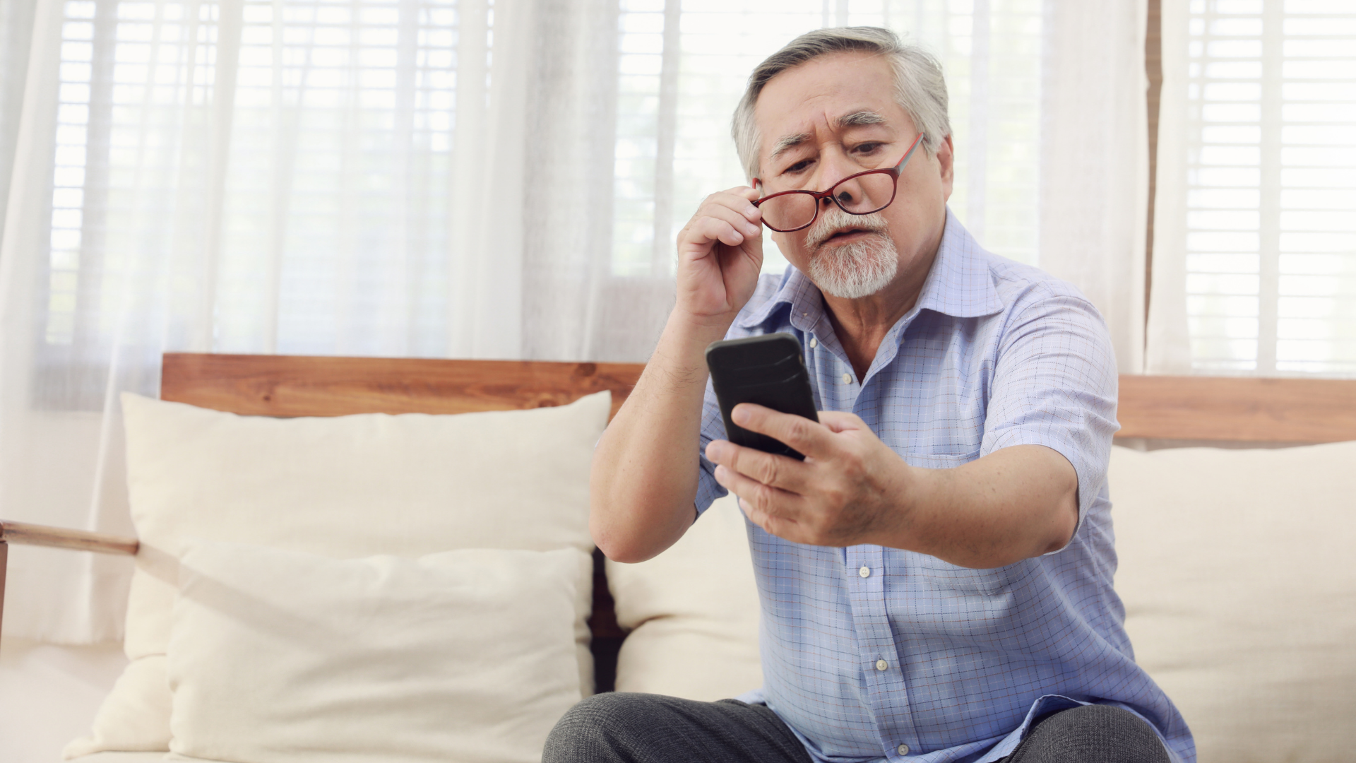 Người cận về già có cần tiếp tục đeo kính không?